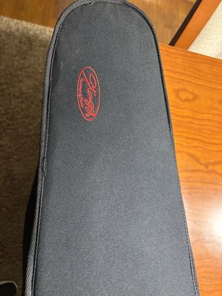 Violin electrico nuevosin uso le falta una cuerda y regalo atril