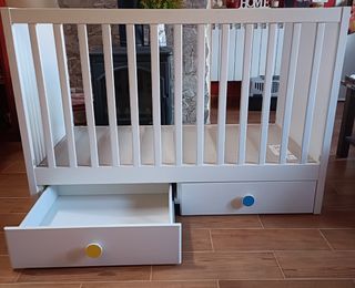 Cuna Ikea Stuva, colchón y ropa de cama 