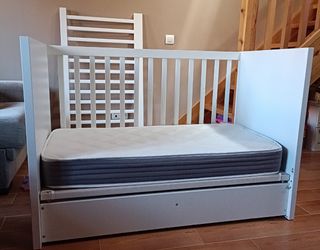 Cuna Ikea Stuva, colchón y ropa de cama 