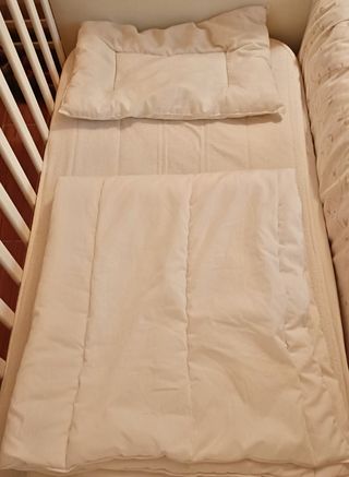 Cuna Ikea Stuva, colchón y ropa de cama 