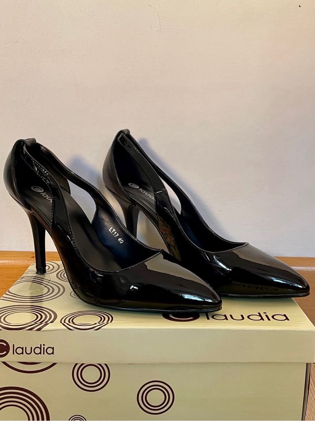 Zapatos de charol con tacón