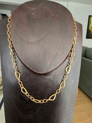 Collar dorado con preciosos terminados.