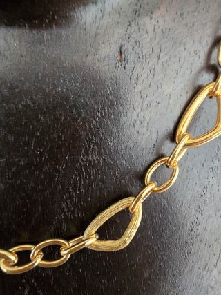 Collar dorado con preciosos terminados.