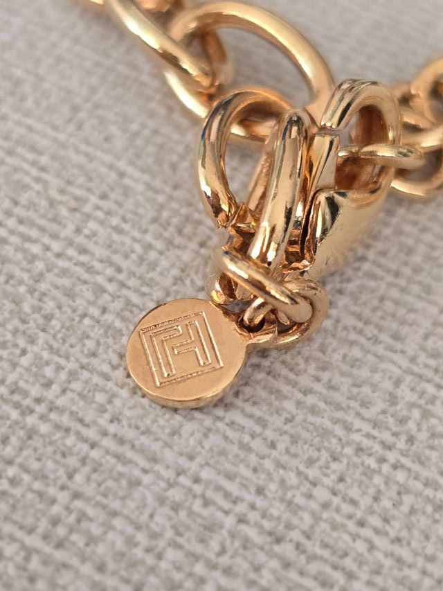 Collar dorado con preciosos terminados.