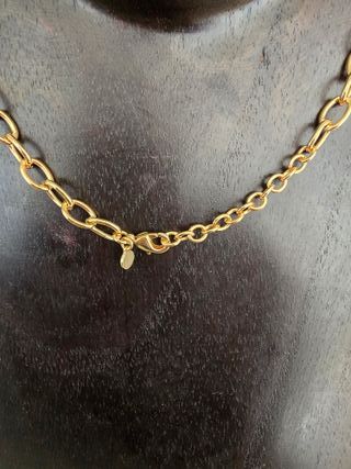 Collar dorado con preciosos terminados.