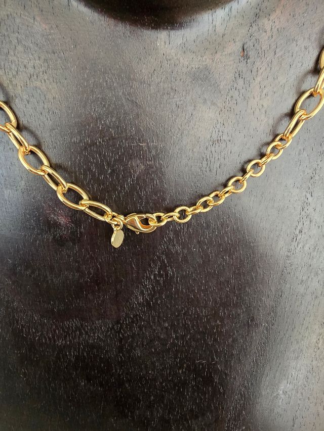 Collar dorado con preciosos terminados.