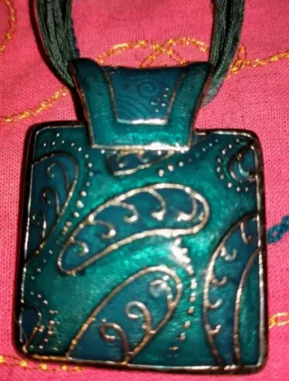 COLGANTES Y COLLARES DISTINTOS ESTILOS:1X1,5€