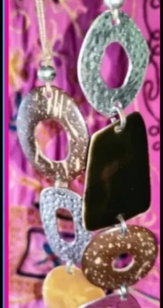 COLGANTES Y COLLARES DISTINTOS ESTILOS:1X1€