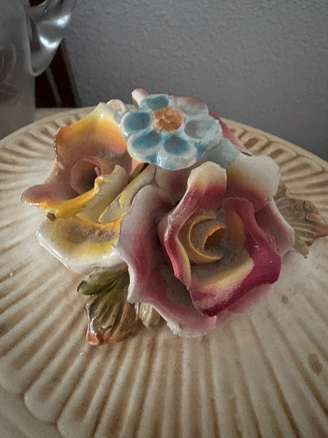 Preciosa sopera Capodimonte echa y pintada a mano