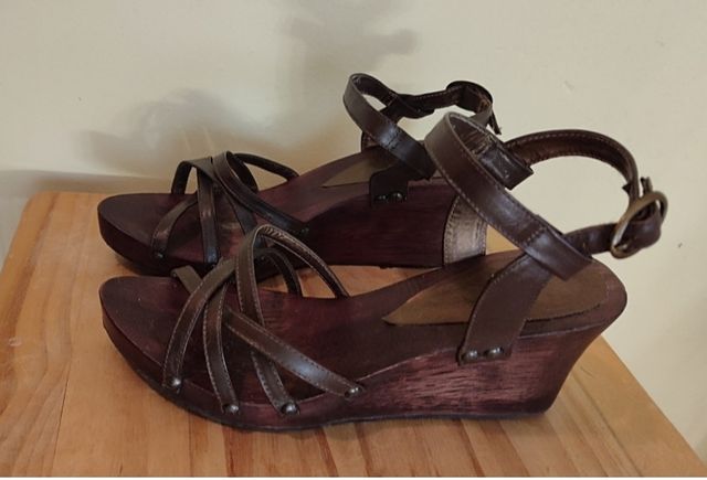 Sandalias cuña madera y cuero marrones
