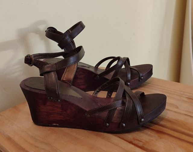 Sandalias cuña madera y cuero marrones