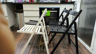 Sillas madera IKEA 1 blanca 3 negras