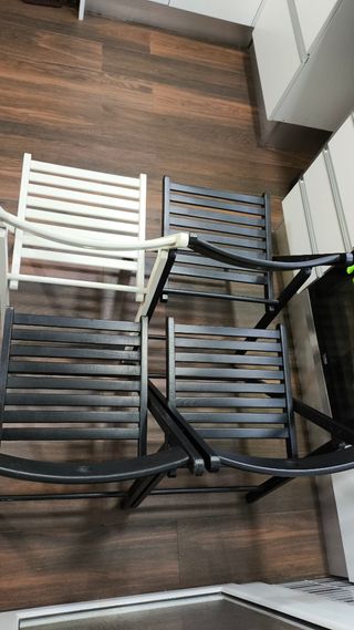 Sillas madera IKEA 1 blanca 3 negras