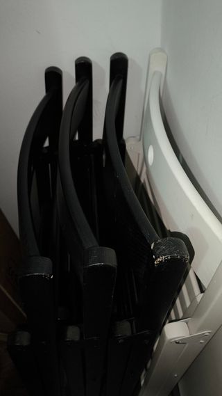 Sillas madera IKEA 1 blanca 3 negras