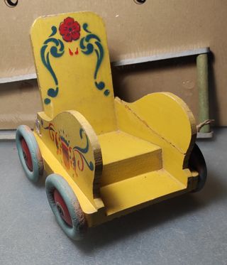 Juguete antiguo. Silla para muñecas