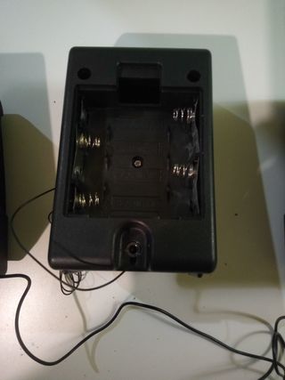 Radio estereo pequeña a pilas.