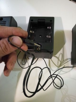 Radio estereo pequeña a pilas.