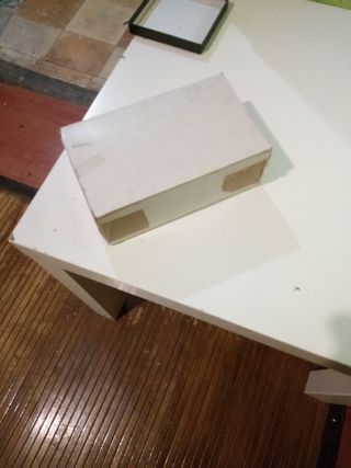 Radio estereo pequeña a pilas.