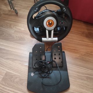 Volante y pedales para PC y Play