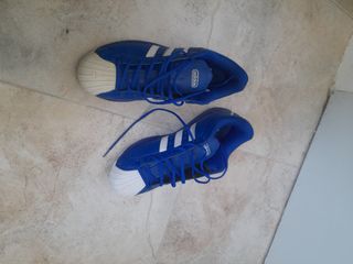Zapatilla adidasi