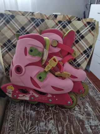 Patines con accesorios. IKEA
Y casco igual en rosa