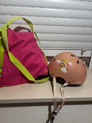 Patines con accesorios. IKEA Y casco igual en rosa