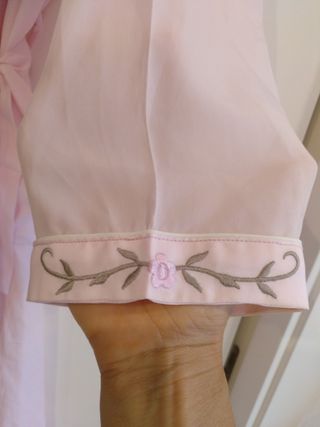 Bata elegante bordada