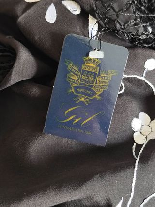 Mantón de seda bordado