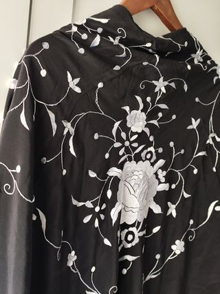 Mantón de seda bordado