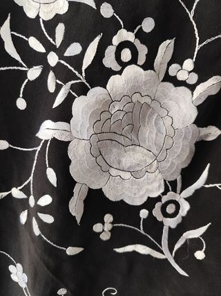 Mantón de seda bordado