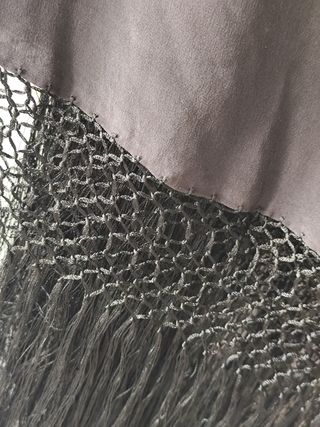 Mantón de seda bordado