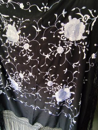 Mantón de seda bordado