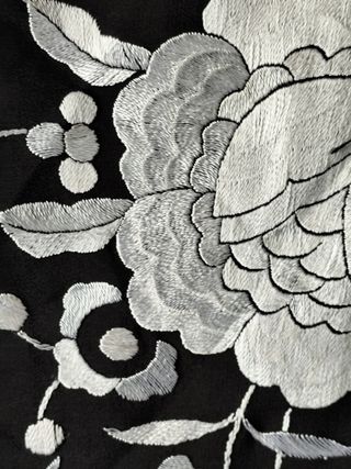 Mantón de seda bordado