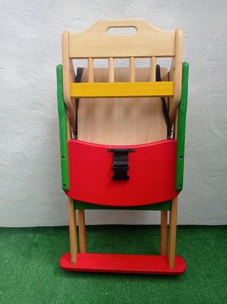 Silla de niño de madera