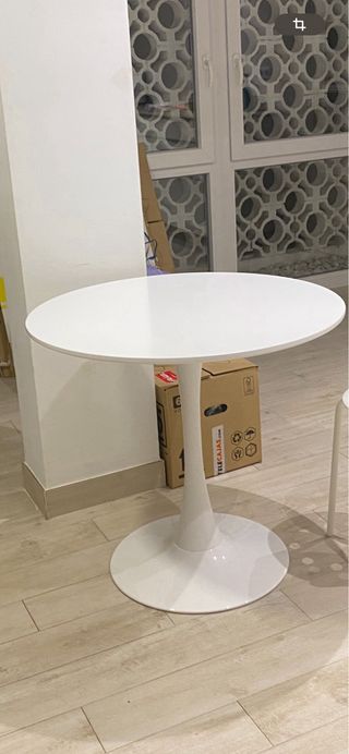 Mesa redonda blanca y dos sillas