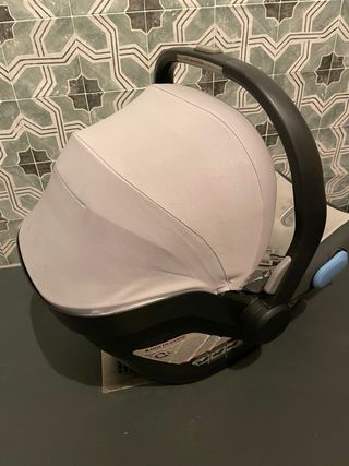 Seggiolino auto Uppababy con vista da tavolo con isofix