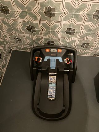 Seggiolino auto Uppababy con vista da tavolo con isofix