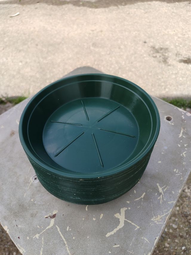 30 Sottovasi verdi nuovi, diametro 16