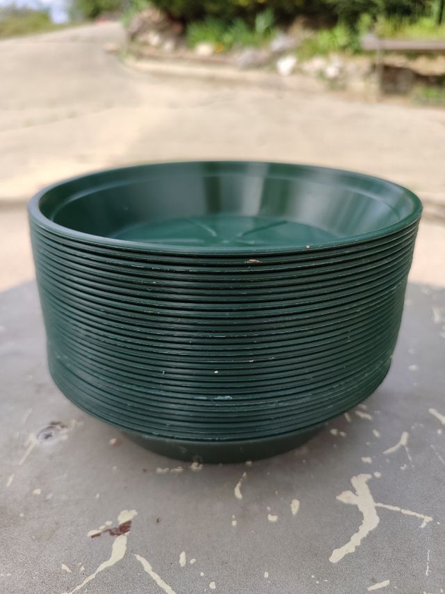 30 Sottovasi verdi nuovi, diametro 16