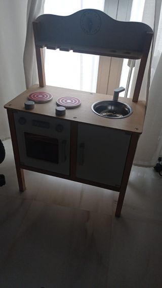 Cocinita de madera.