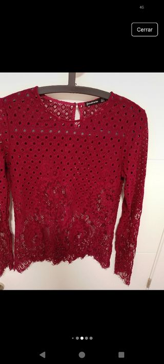 Camiseta Stradivarius color burdeos