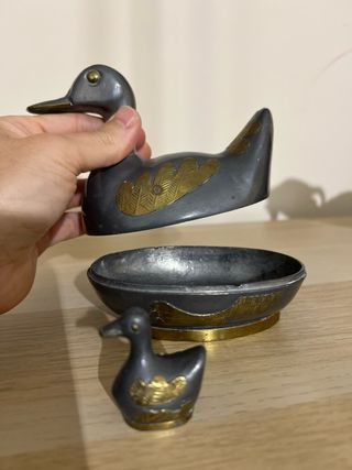 Pato de estaño con hueco interior