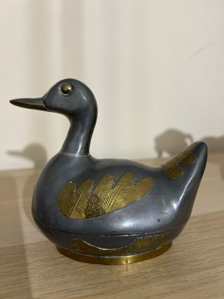 Pato de estaño con hueco interior