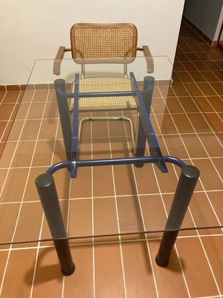 Tavoli con struttura in metallo.