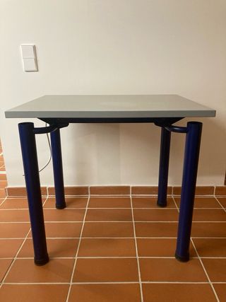 Tavoli con struttura in metallo.