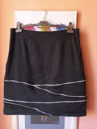 FALDA NEGRA DE MARCA CON DETALLES oferta