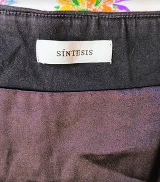 FALDA NEGRA DE MARCA CON DETALLES oferta