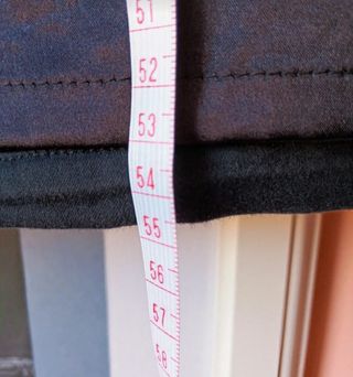 FALDA NEGRA DE MARCA CON DETALLES oferta