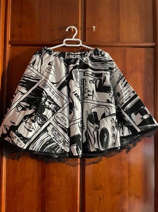 Falda corta con vuelo