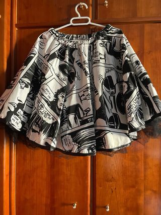 Falda corta con vuelo